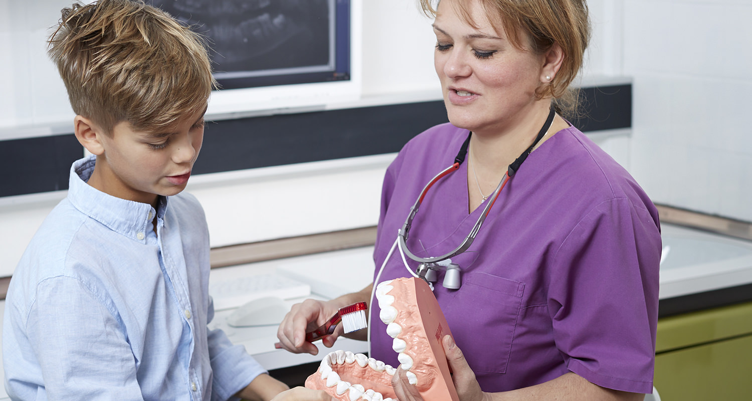 >Praxis-Tipps, wie Sie Ihrem Kind vor und während des Zahnarztbesuchs helfen können